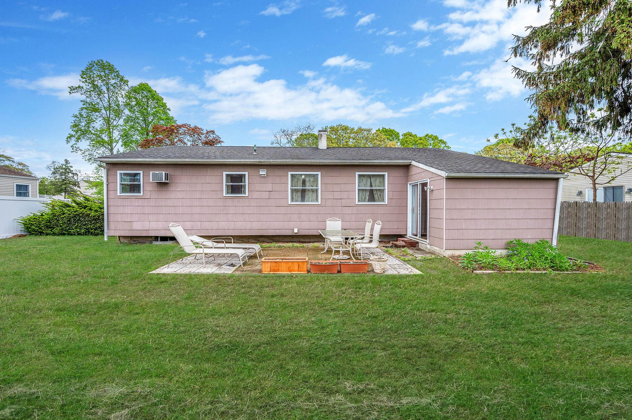 52 Selden Boulevard, Centereach, New York image 5