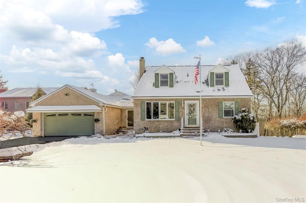 Photo of 16 Highview Avenue, Airmont, NY 10901 (MLS # 953096)