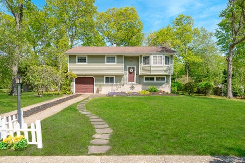 Homes For Sale - 247 Bow Drive<br/> Hauppauge, NY 11788
