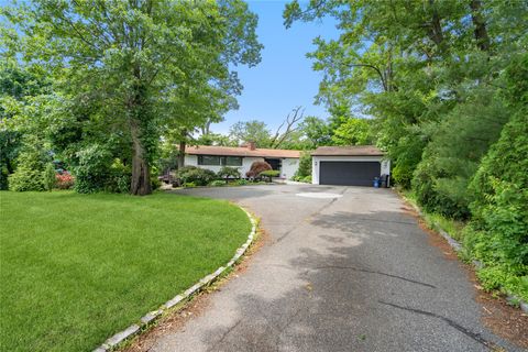 27 Parkway Drive Roslyn Heights NY 11577