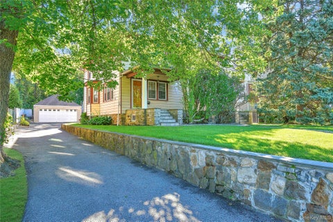 Photo of 806 Pelhamdale Avenue, New Rochelle, NY 10801 (MLS # 1046938)