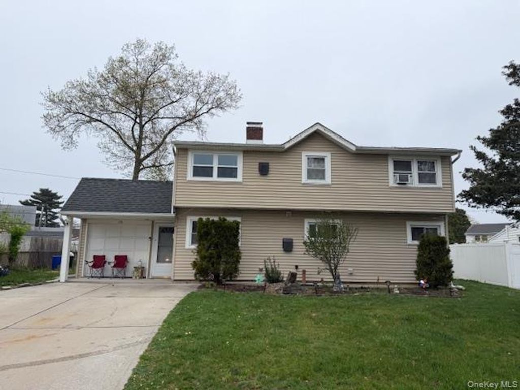 Photo of 176 Kingfisher Road, Levittown, NY 11756 (MLS # 987495)