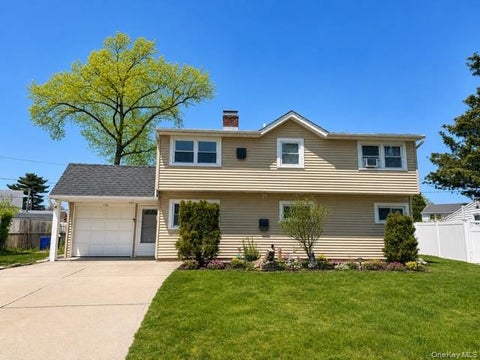 Homes For Sale - 176 Kingfisher Road<br/> Levittown, NY 11756