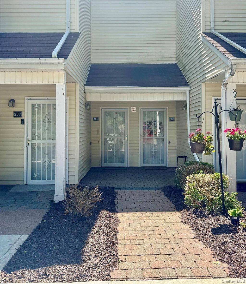 Photo of 305 Gazebo Court, New Windsor, NY 12553 (MLS # 1021785)