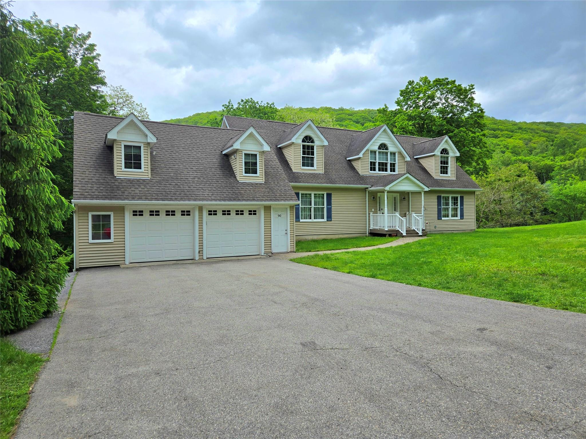 Mill Street, Putnam Valley, New York - 3 Bedrooms  
3 Bathrooms  
10 Rooms - 