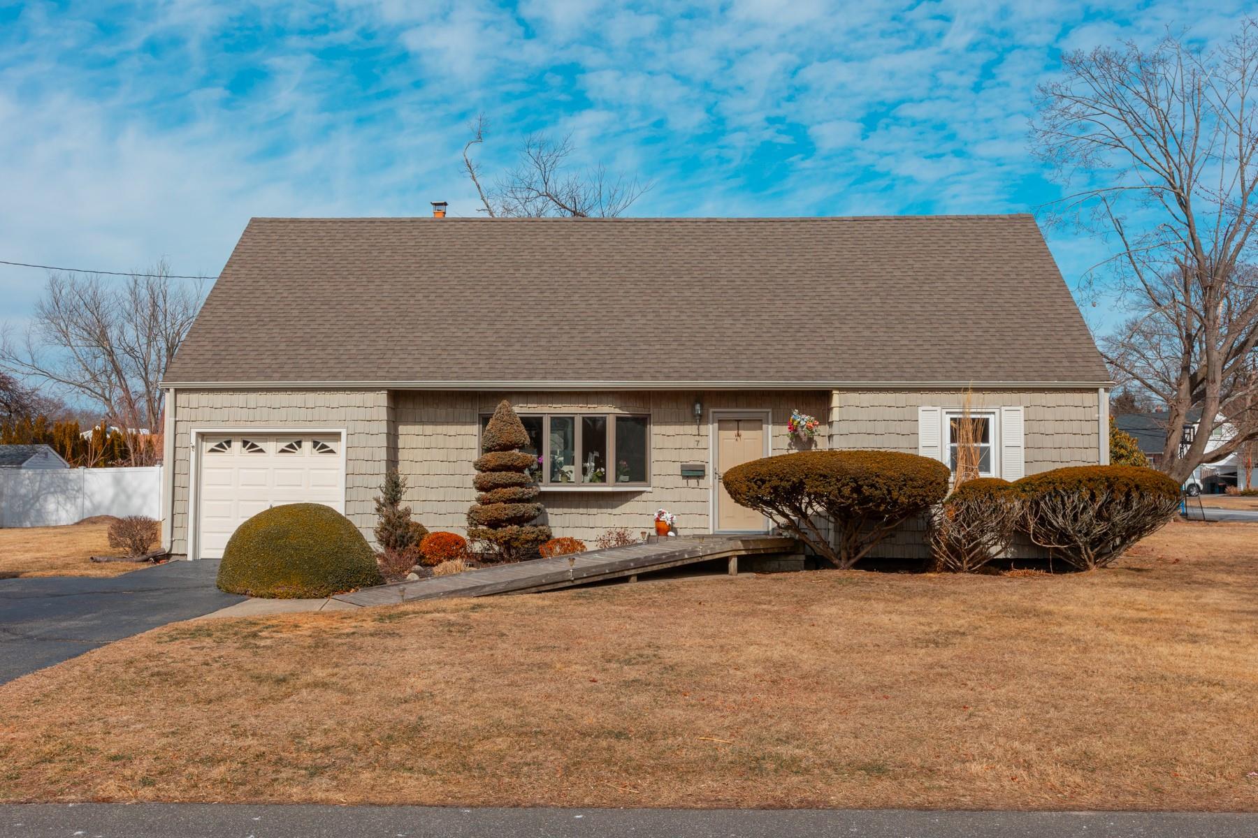 7 Adelphi Street, Islip, New York image 1