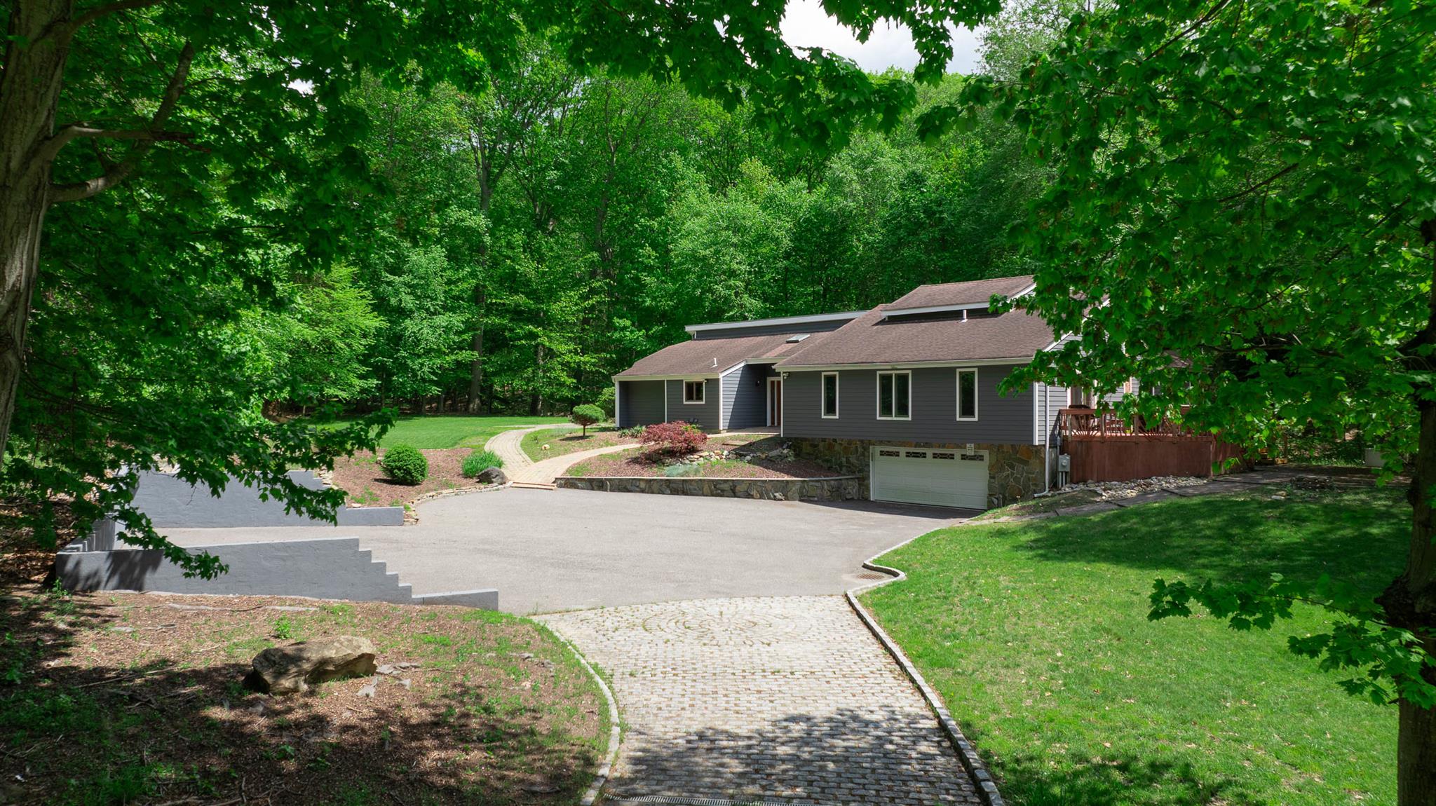Quail Path, Nissequogue, Hamptons, NY - 5 Bedrooms  
4 Bathrooms - 