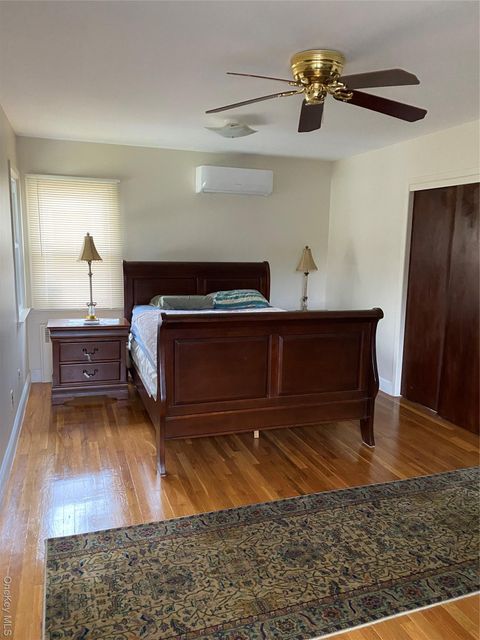 81-46 266 St Glen Oaks NY 11004