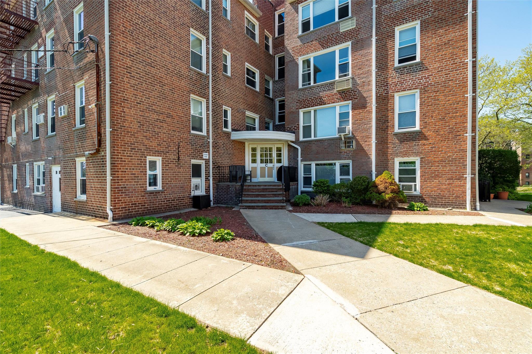 Pelham Road A, New Rochelle, New York - 2 Bedrooms  
1 Bathrooms  
4 Rooms - 