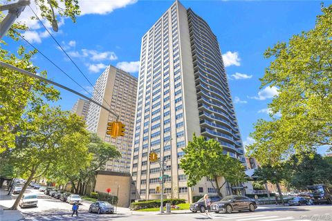 Photo of 66-36 Yellowstone Boulevard Blvd #A10, Forest Hills, NY 11375 (MLS # 970986)