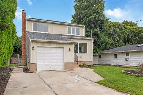 Photo of 65 Westminster Drive, Shirley, NY 11967 (MLS # 1029794)