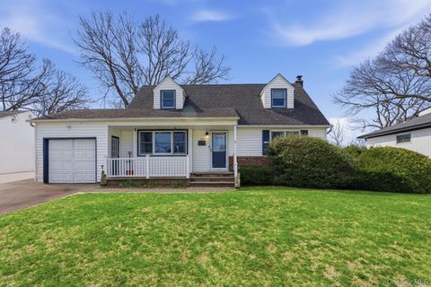 Homes For Sale - 120 Willow Street<br/> Massapequa Park, NY 11762