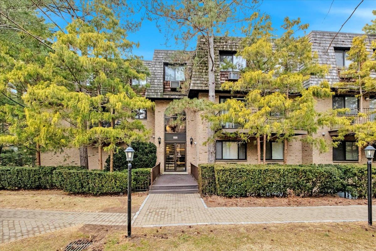 Rental Property at Central Park Avenue 233, Scarsdale, New York - Bedrooms: 3 
Bathrooms: 3  - $4,800 MO.