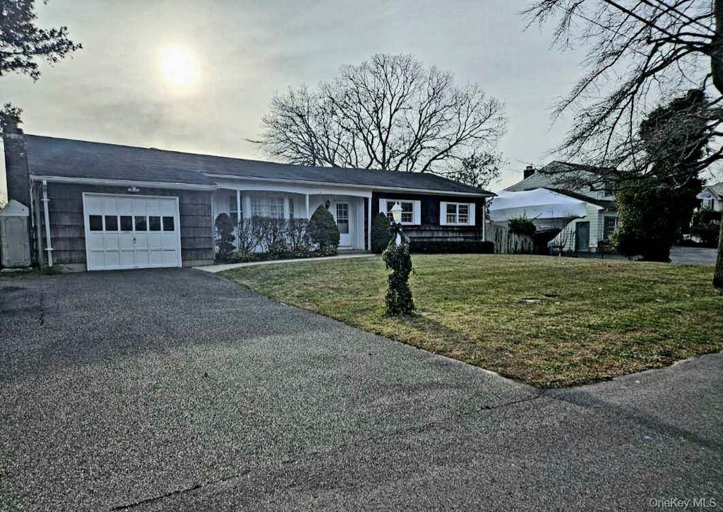 Photo of 182 Connetquot Drive, Oakdale, NY 11769 (MLS # 942044)