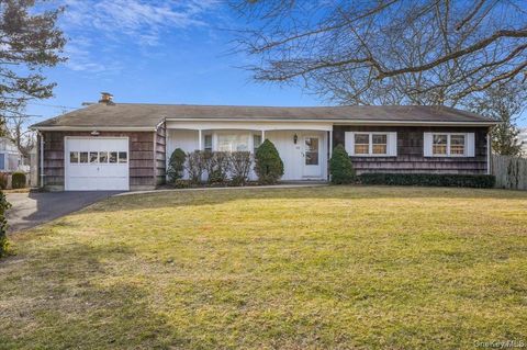 Homes For Sale - 182 Connetquot Drive<br/> Oakdale, NY 11769