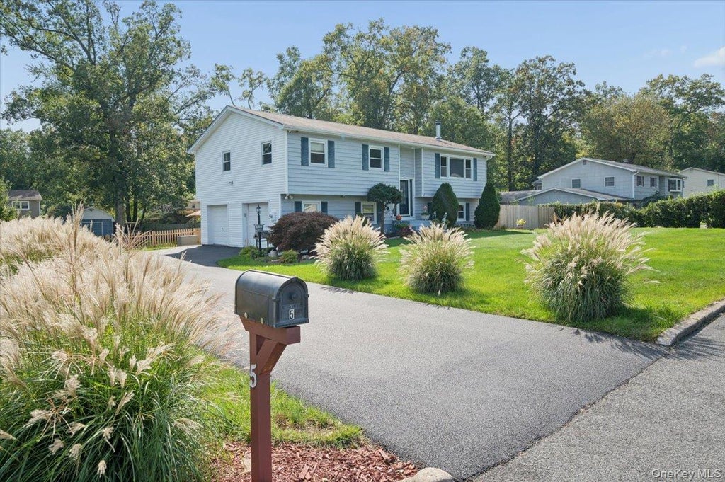 Photo of 5 Cottonwood Court, Bardonia, NY 10954 (MLS # 1058343)