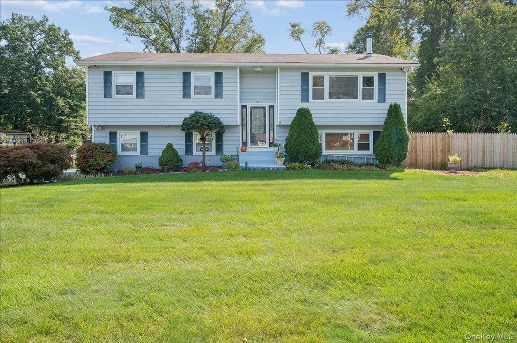Photo of 5 Cottonwood Court, Bardonia, NY 10954 (MLS # 1058343)
