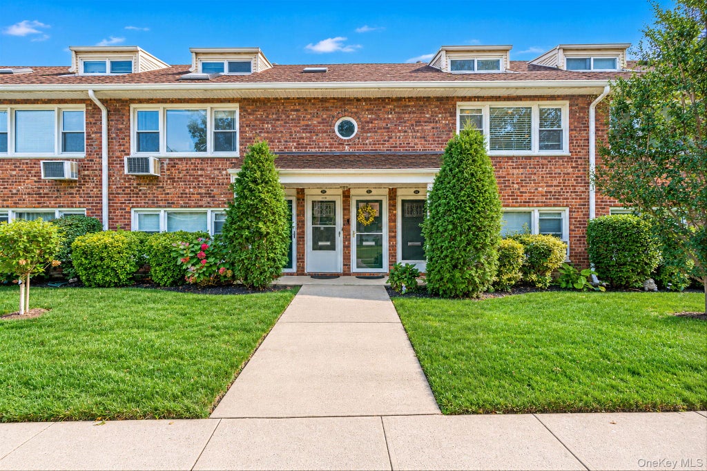 Photo of 1600 Grand Ave Ave #P4, Baldwin, NY 11510 (MLS # 1059304)