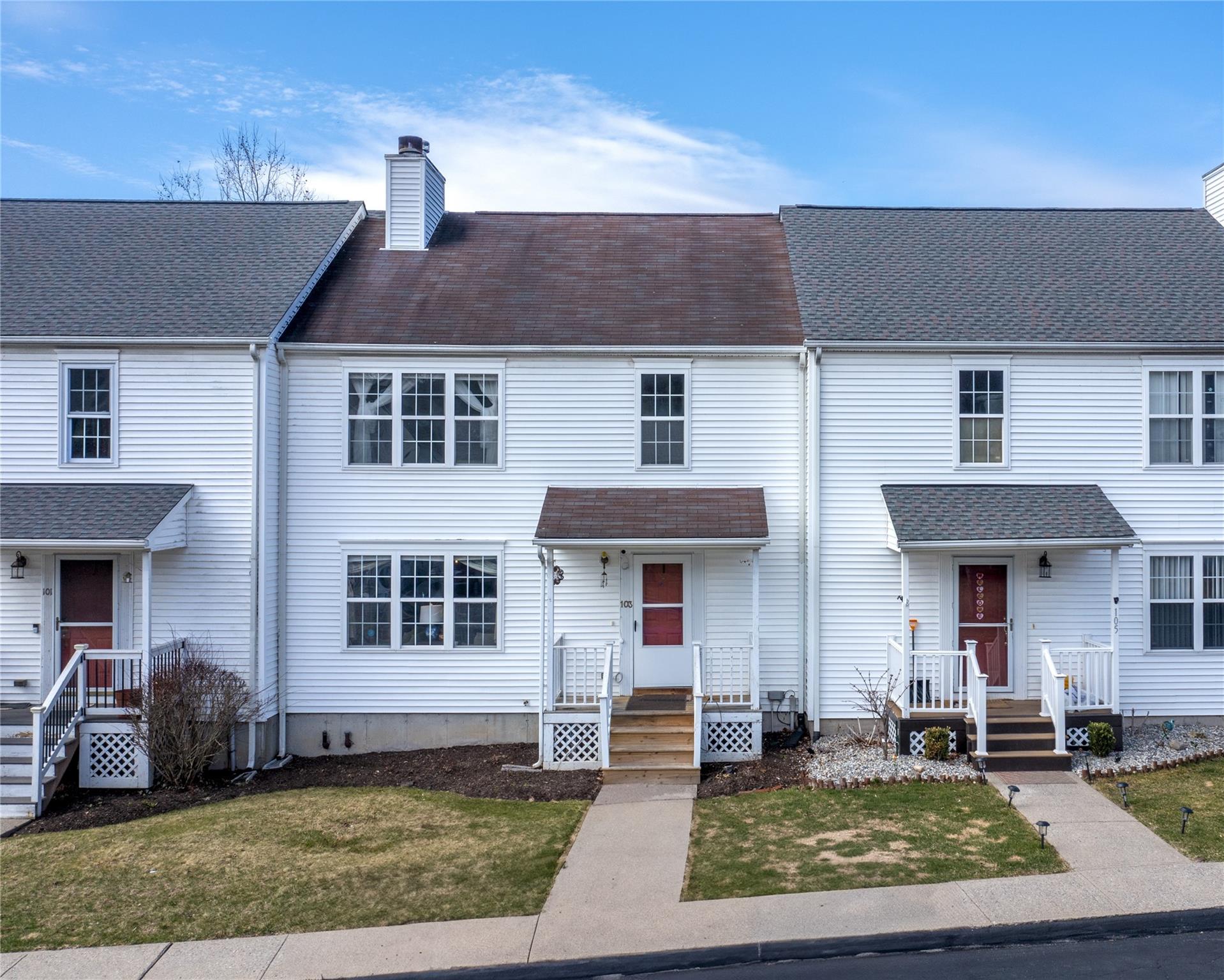 Mohawk Trail, Pawling, New York - 3 Bedrooms  
3 Bathrooms  
7 Rooms - 