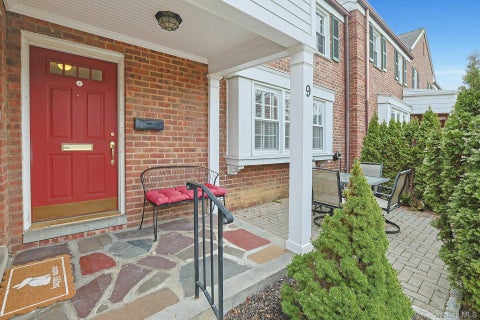 Homes For Sale - 9 Robins Crescent #9<br/> Westchester County, New Rochelle, NY 10801