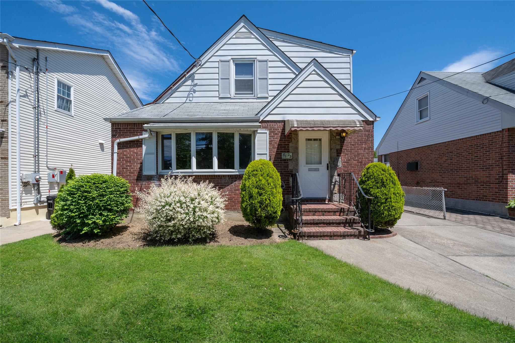 260th Street, Glen Oaks, Queens, NY - 2 Bedrooms  
1 Bathrooms  
6 Rooms - 