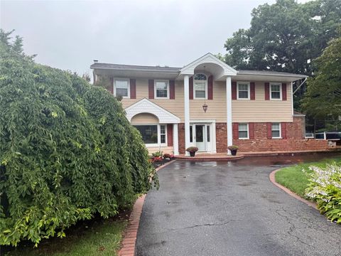 Homes For Sale - 14 Thrush Court<br/> East Northport, NY 11731
