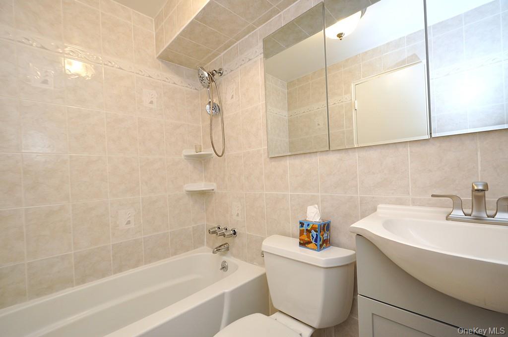 Yonkers, New York 10710, United States, 1 Bedroom Bedrooms, ,1 BathroomBathrooms,Residential,Active,216628