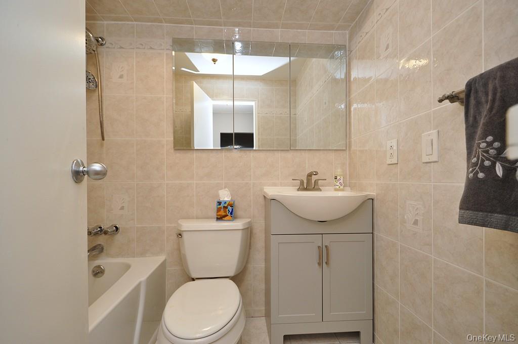 Yonkers, New York 10710, United States, 1 Bedroom Bedrooms, ,1 BathroomBathrooms,Residential,Active,216628