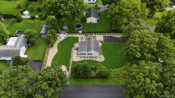 2 FOX LN, SHOREHAM, NY 11786 - Image 08862a25ec3f92f374d7809b2cfdfa26/3699196109