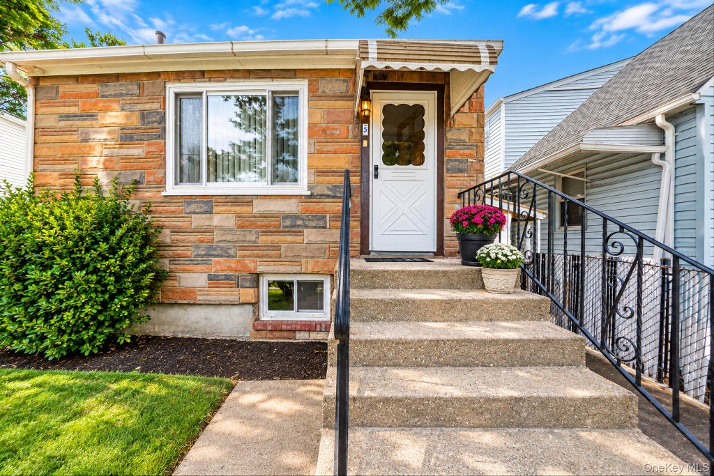 Photo of 5 Park Place, Valley Stream, NY 11580 (MLS # 1052126)