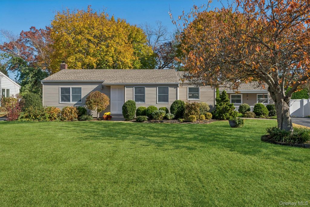 Photo of 17 Ellington Drive, East Northport, NY 11731 (MLS # 962399)