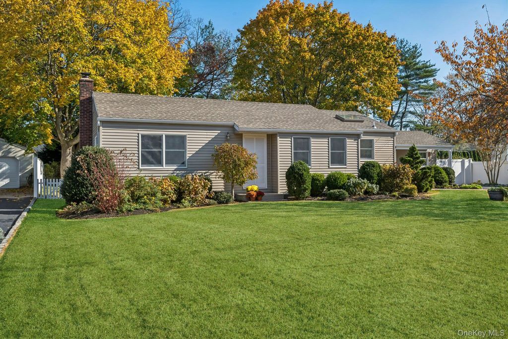 Photo of 17 Ellington Drive, East Northport, NY 11731 (MLS # 962399)