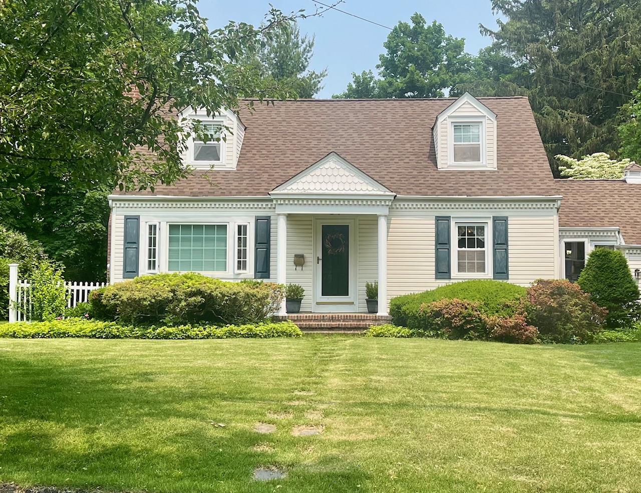 Dumbarton Drive, Huntington, Hamptons, NY - 3 Bedrooms  
2 Bathrooms - 