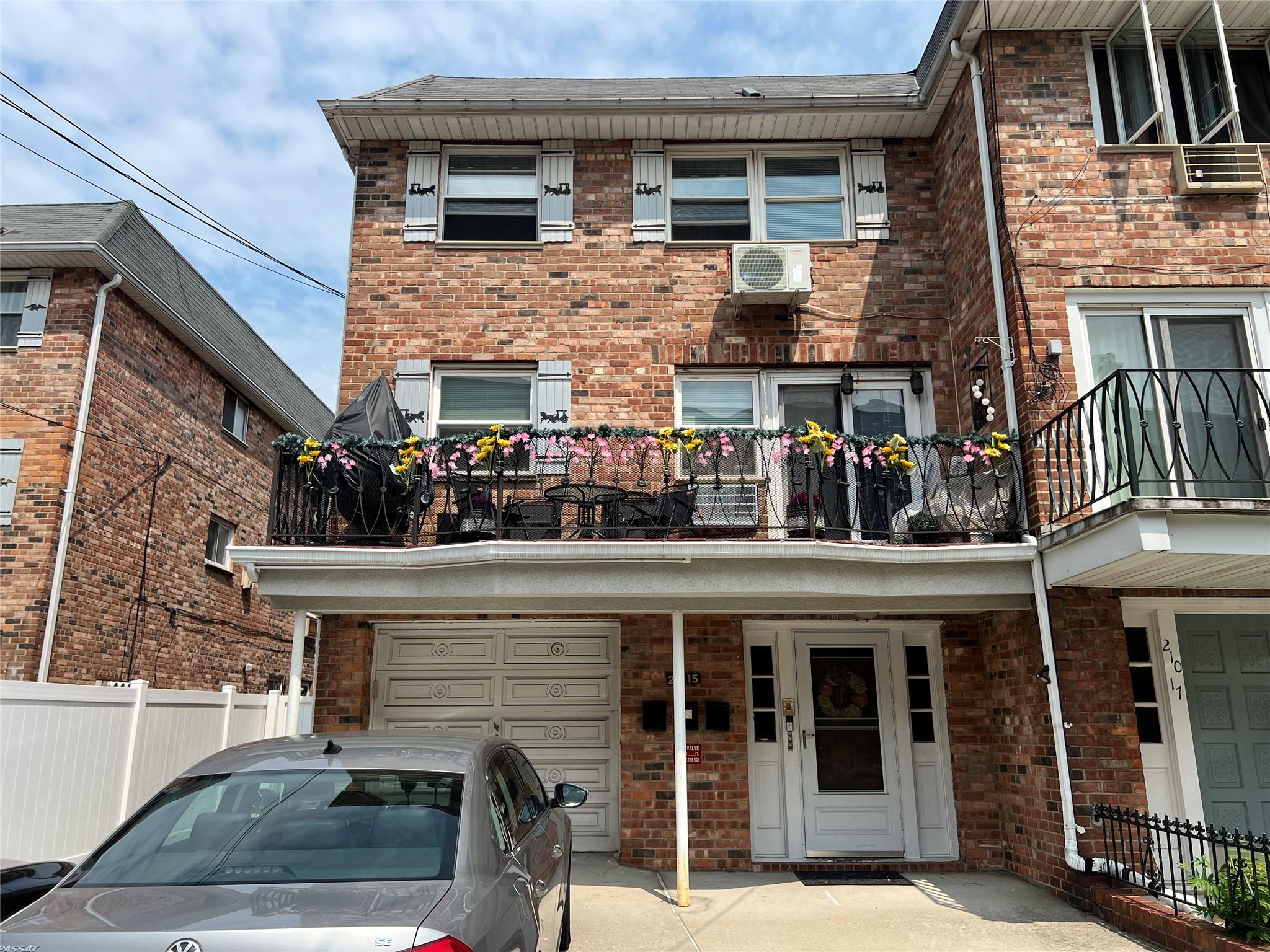 41 Avenue, Bayside, Queens, NY - 1 Bedrooms  
2 Bathrooms  
4 Rooms - 