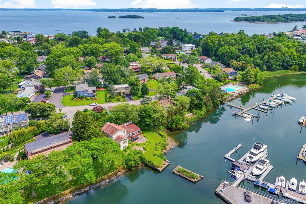 Photo of 31 Clover Place, New Rochelle, NY 10805 (MLS # 944300)