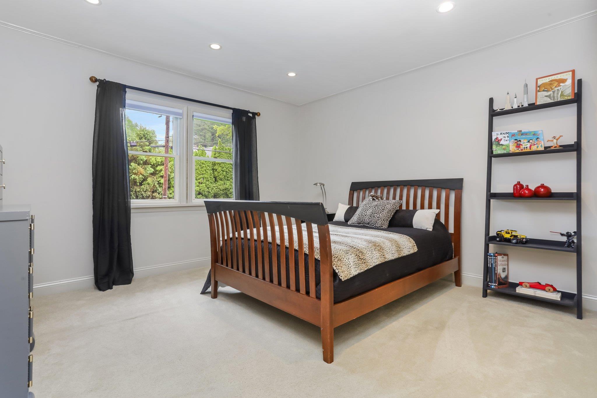 35 Rockwood Place, New Rochelle, New York image 22