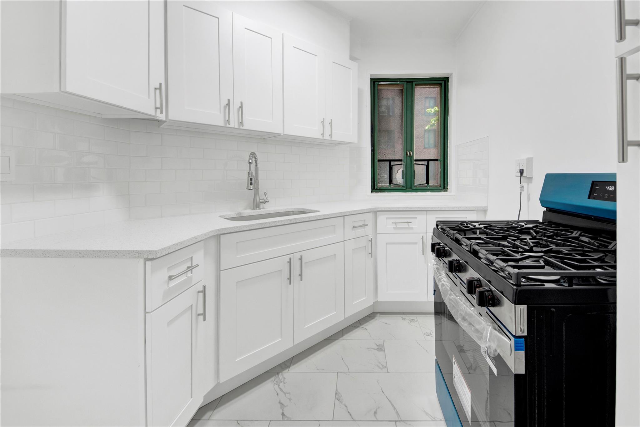 Unionport Road 1A, Bronx, New York - 2 Bedrooms  
1 Bathrooms  
4 Rooms - 