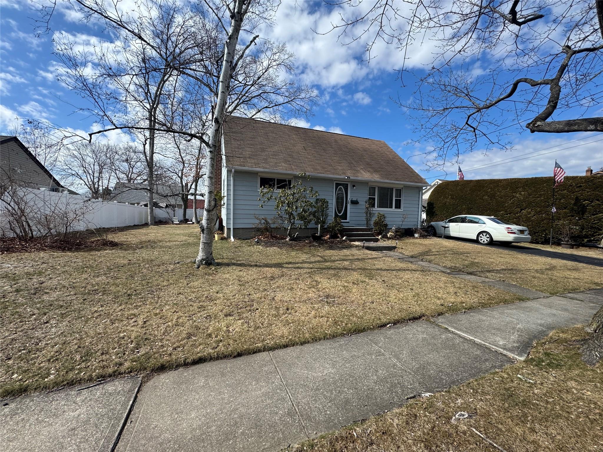 20 Hemlock Drive, Farmingdale, New York image 1