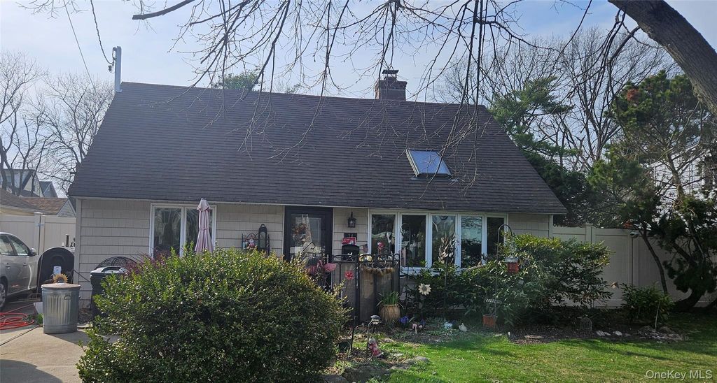 Photo of 14 Audrey Avenue, Elmont, NY 11003 (MLS # 979198)