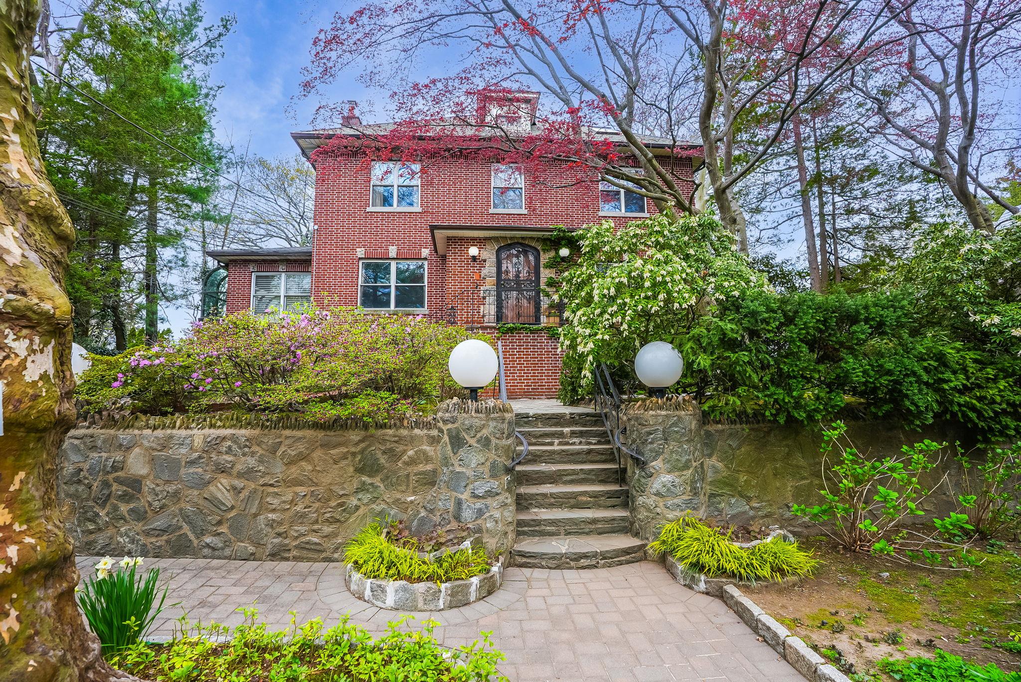 Netherland Avenue, Bronx, New York - 3 Bedrooms  
4 Bathrooms  
12 Rooms - 