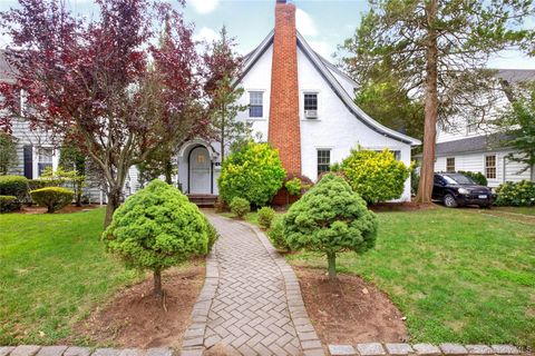Photo of 81 Chatham Place, West Hempstead, NY 11552 (MLS # 1029433)