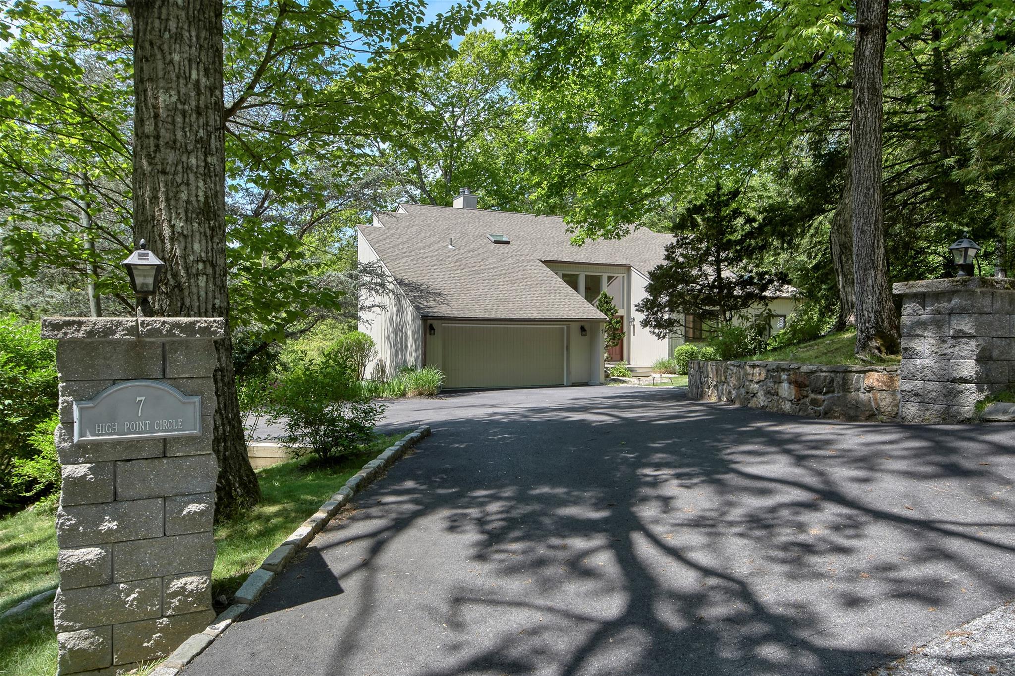 7 High Point Circle, Chappaqua, New York image 2