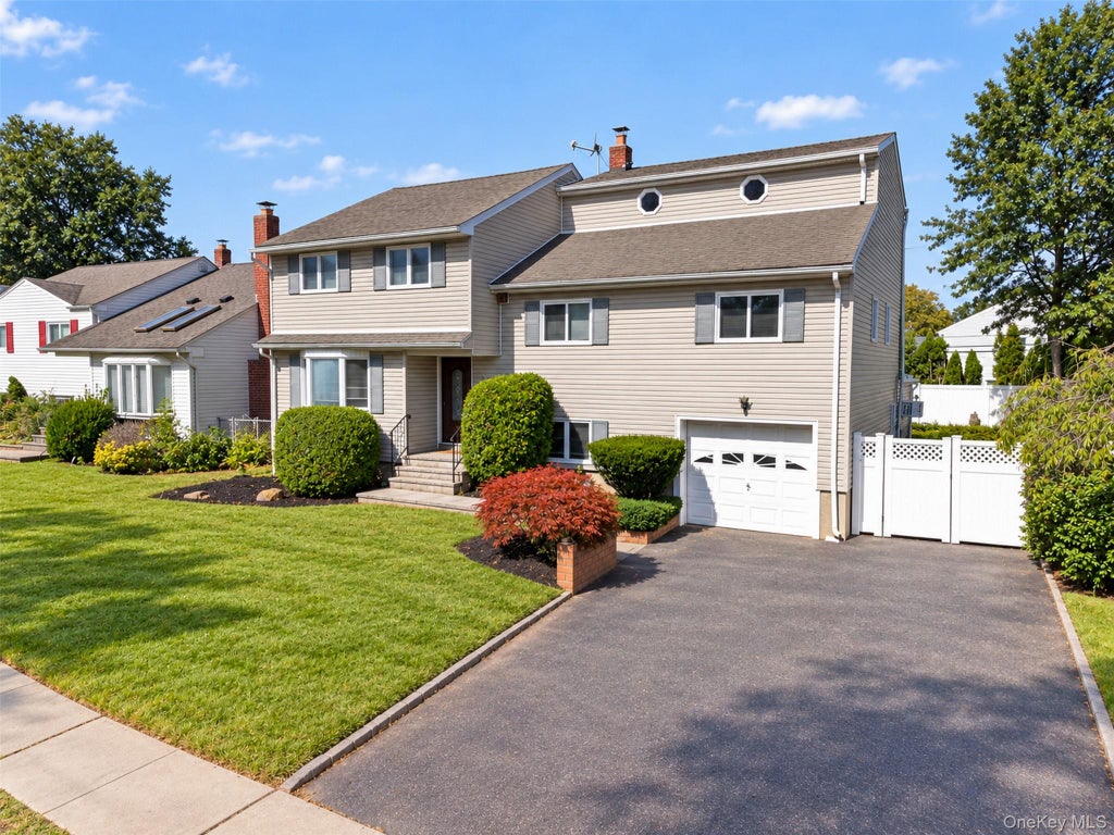 Photo of 11 Lincrest Street, Syosset, NY 11791 (MLS # 1051121)