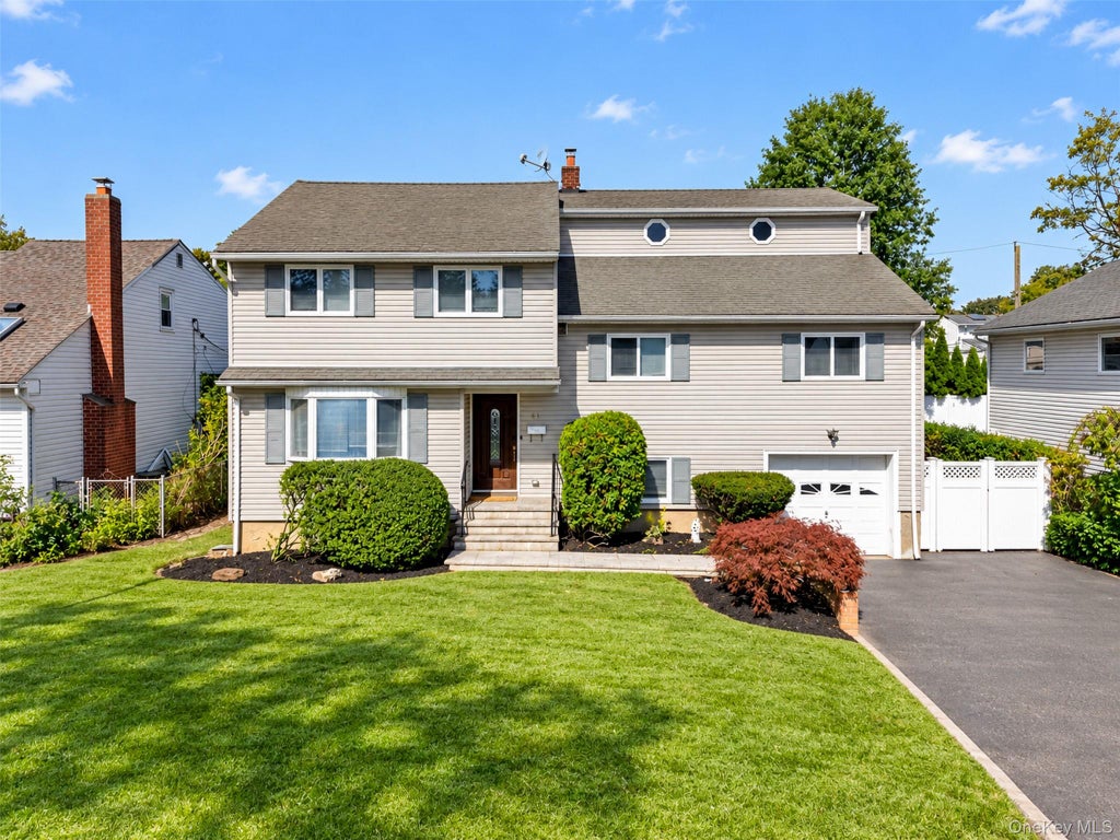 Photo of 11 Lincrest Street, Syosset, NY 11791 (MLS # 1051121)