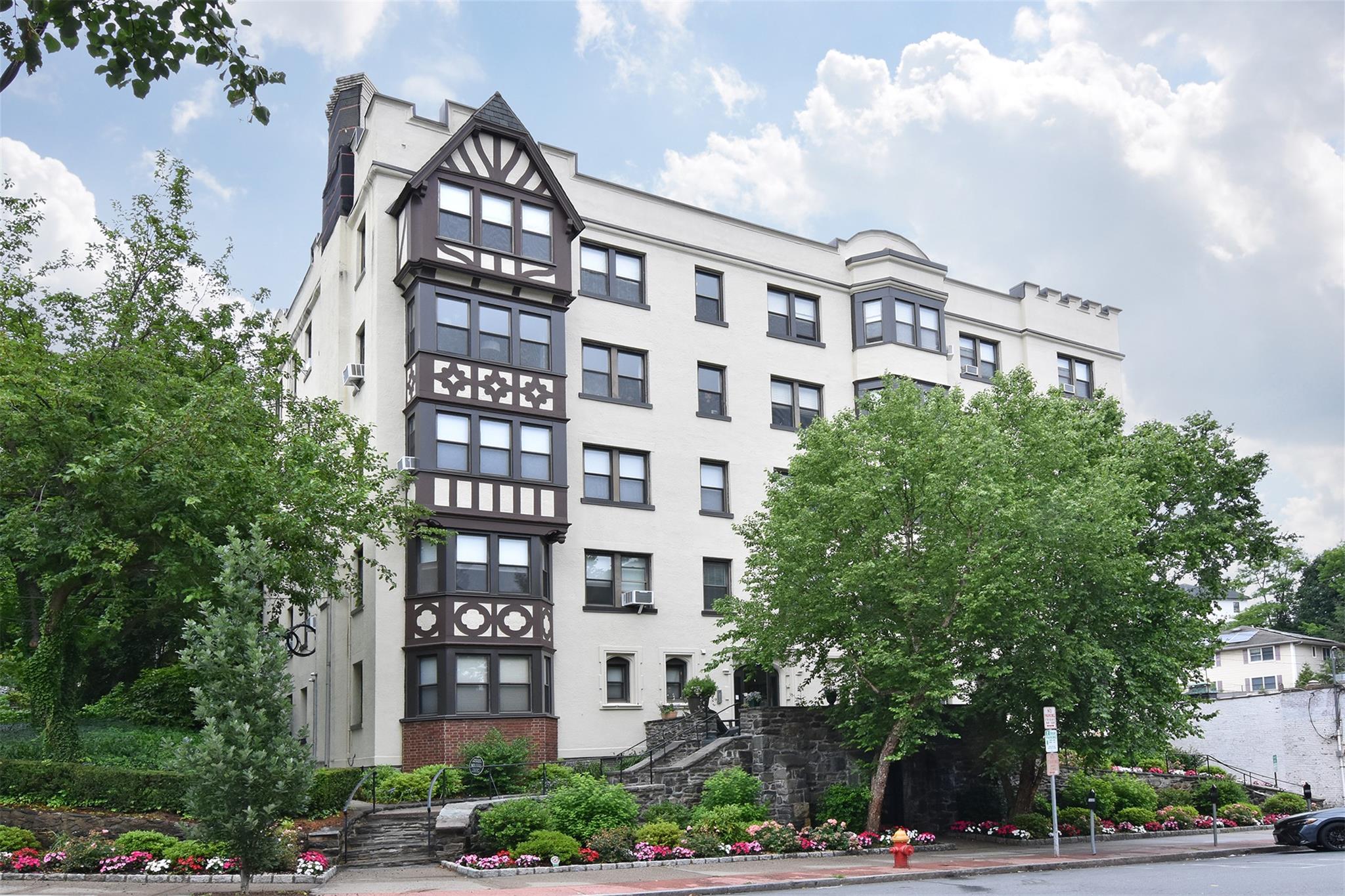 Property for Sale at Pondfield West Road 1A, Bronxville, New York - Bedrooms: 2 
Bathrooms: 1 
Rooms: 5  - $550,000