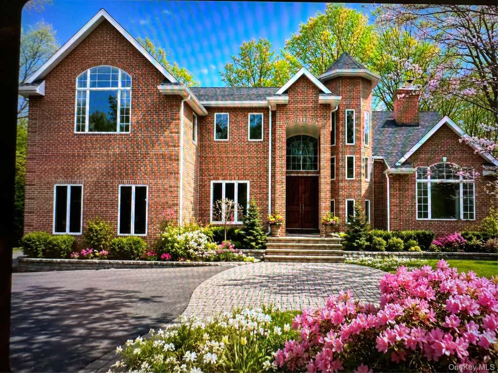 Photo of 589 Landing Avenue, Smithtown, NY 11787 (MLS # 1010107)