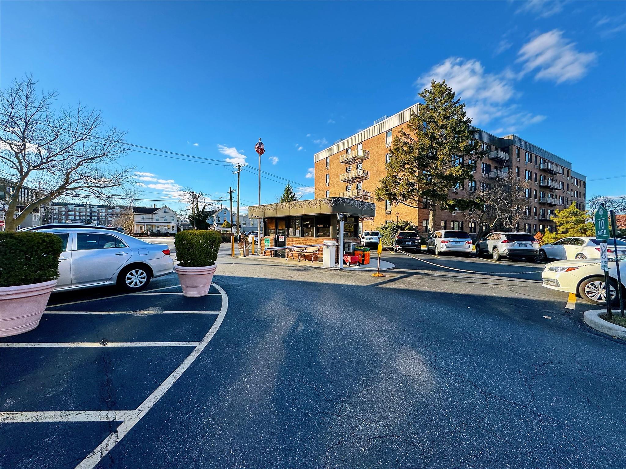 5 Birchwood Court #5N, Mineola, New York image 1