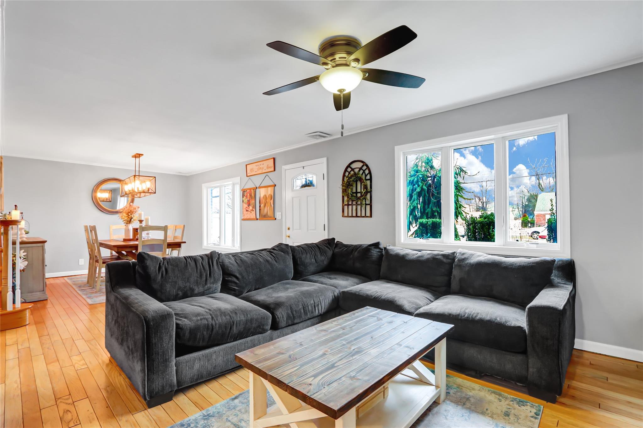 7 Birch Court, Farmingdale, New York image 2