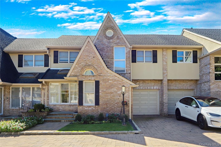 Photo 1 of 18 — 1180 E Broadway 7, Hewlett, NY 11557