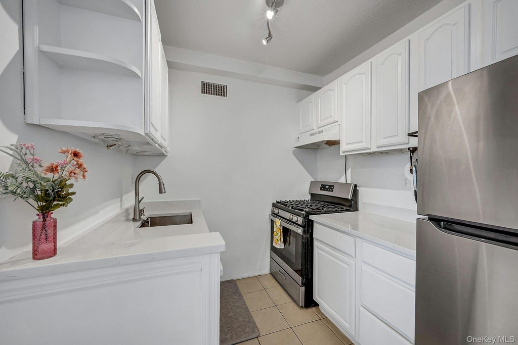 Photo of 2400 Johnson Avenue #4G, Bronx, NY 10463 (MLS # 1050038)